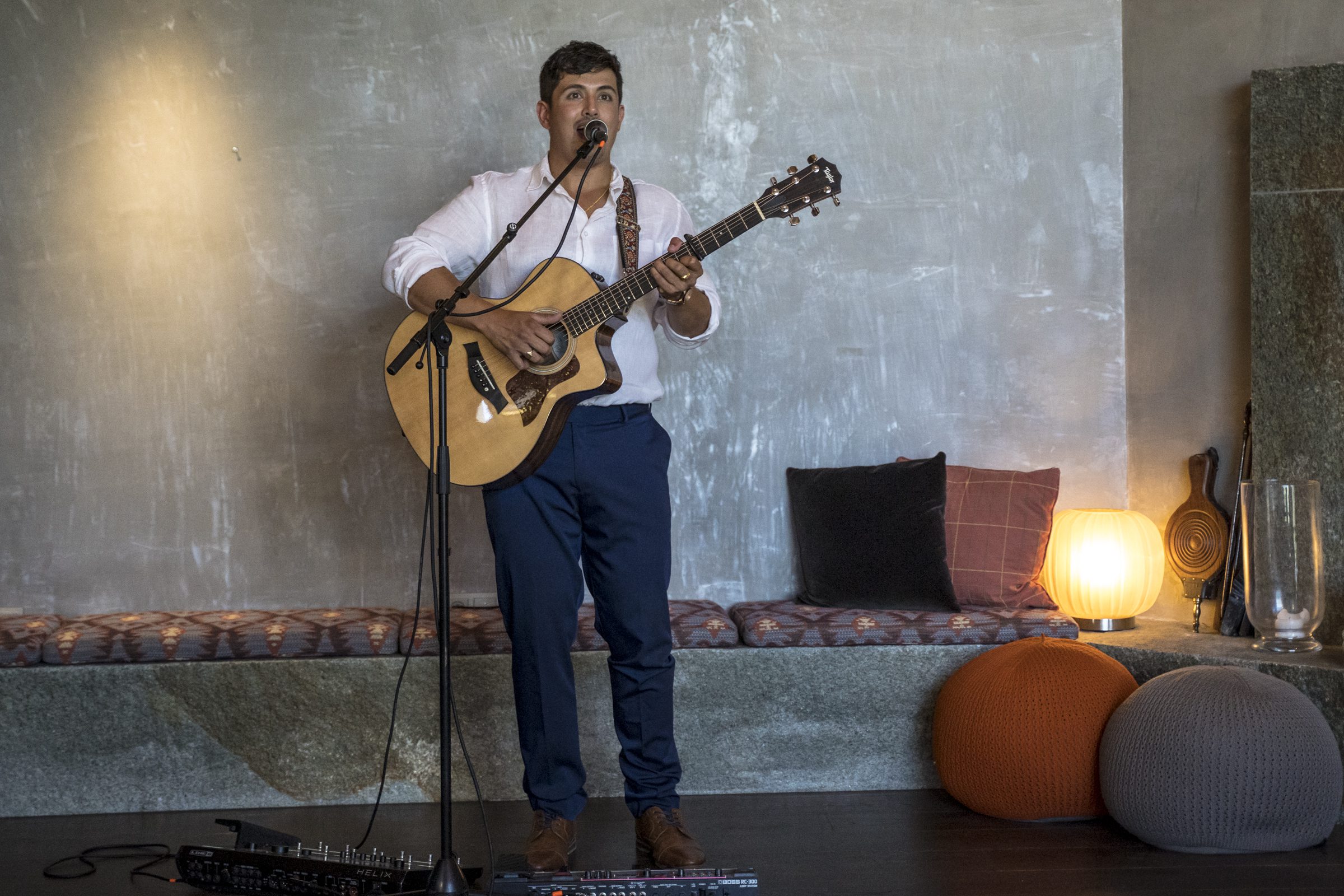 Tobias de Kretser playing at a hotel with ApresSkiBands