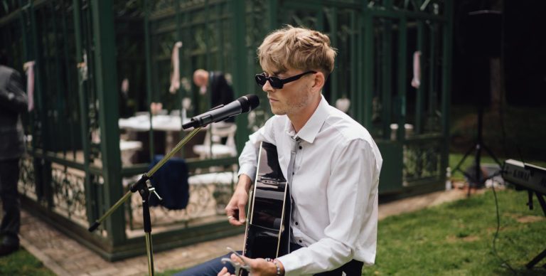 Tom Bushin acoustic musician performing relaxed live set at wedding drinks reception