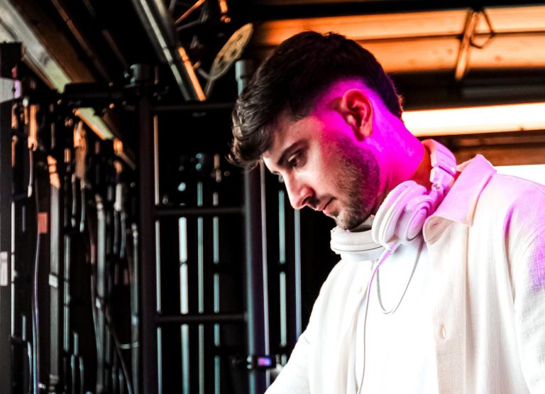 DJ Metric performing live DJ set in Méribel French Alps nightclub