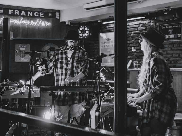 The X & Y live music duo performing at Ski Lodge La Tania