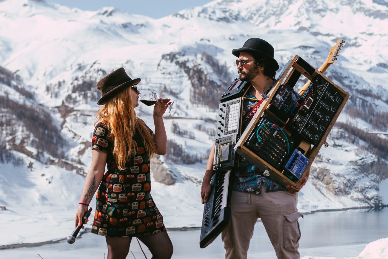 The X & Y performing live après ski music in the French Alps