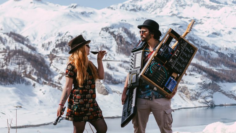 The X & Y performing live après ski music in the French Alps