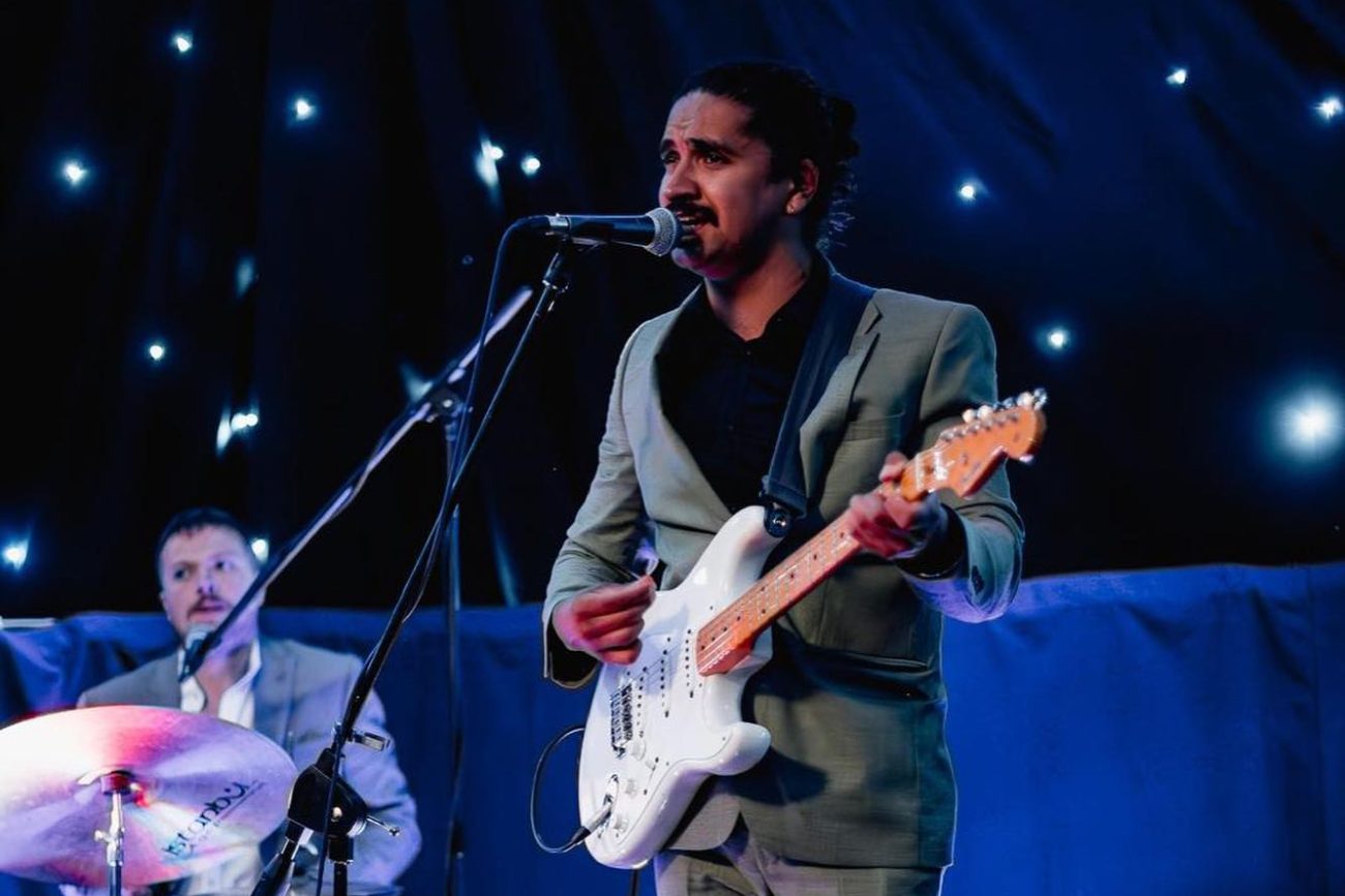 Indi Sandu Smith live performance corporate event musician Après Ski Bands