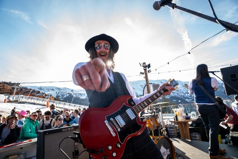 Connor Mackenzie solo après-ski singer and acoustic guitarist performing live in the Alps