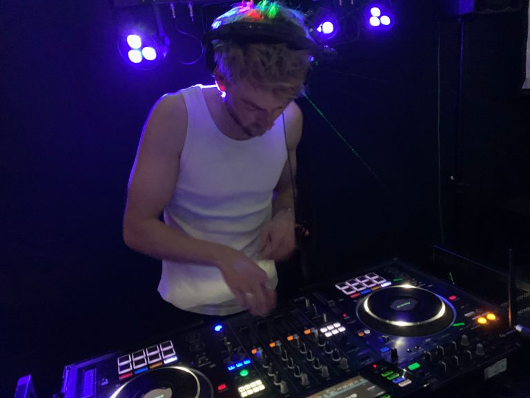 Tom Bushin DJ Set – From Sunset Vibes to Full Dancefloor Energy