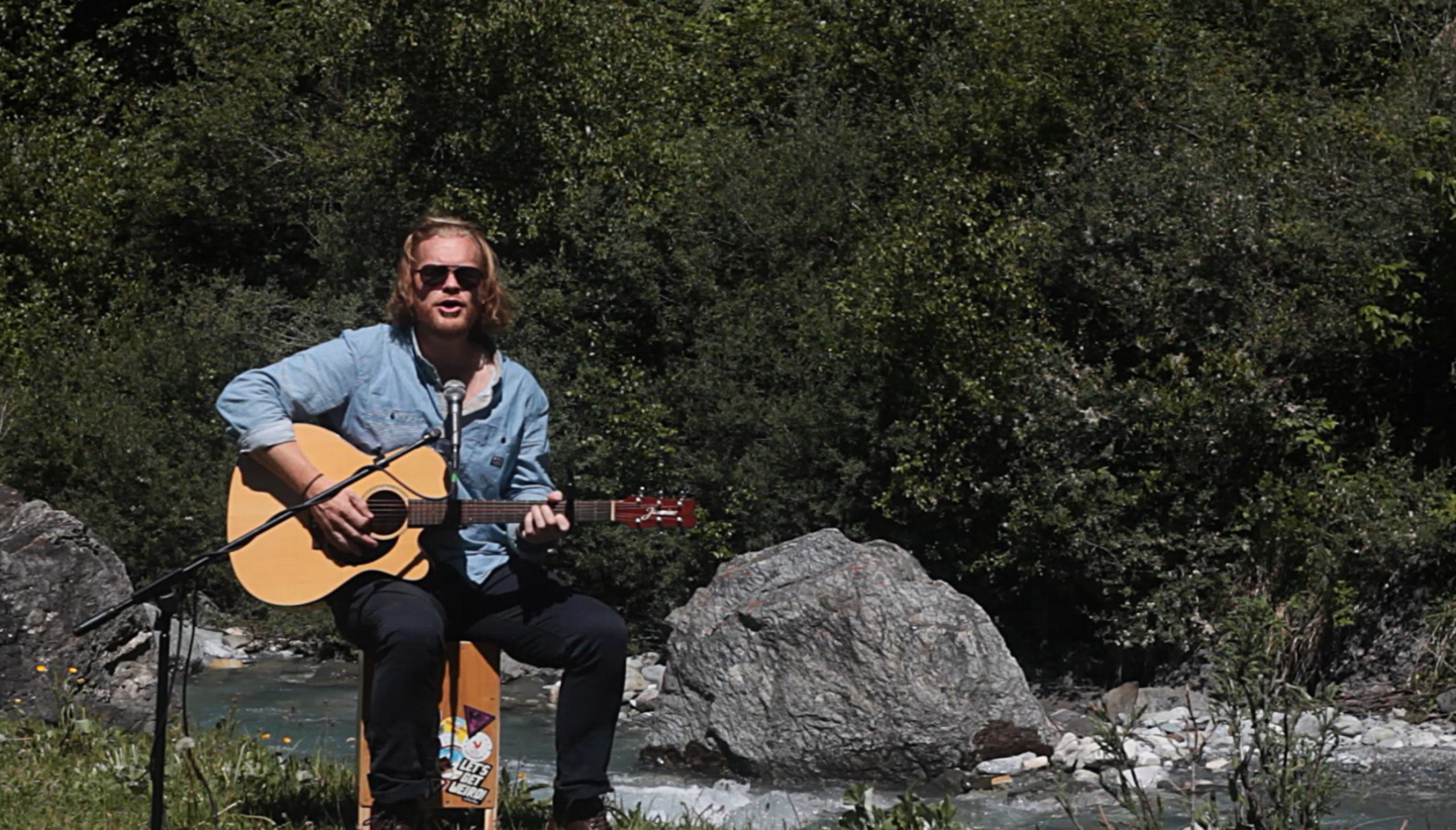 George Whalley guitarist and singer performing live acoustic music for après ski, hotels and events