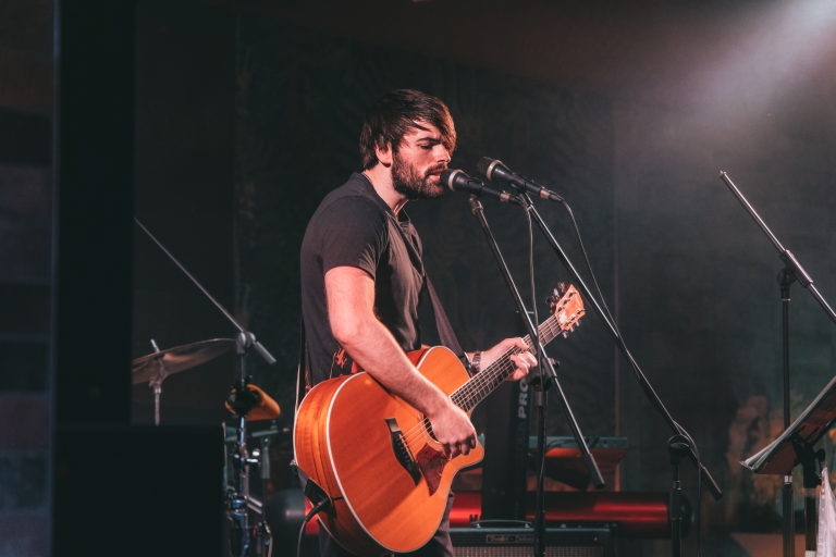 Scott Ramsay acoustic performer playing live music for private parties and events