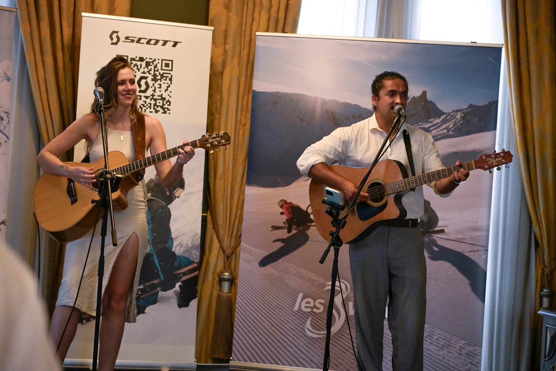 Après Ski Bands duo Cydney and Indi performing live in London