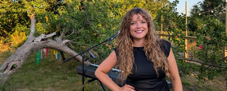 Ivy Peters performing live music at an après-ski venue