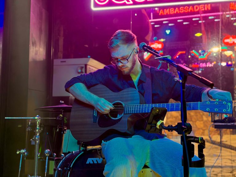 BB.Green acoustic singer and guitarist performing live après-ski in the French Alps